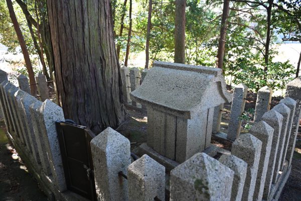 社殿裏にある墓