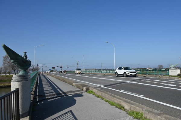 須越町の「須」と三津屋町の「三」荒神山の「嶺」を取って命名された須三嶺大橋（1997年3月竣工）