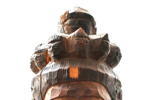 頭上に彫られた十面の化仏