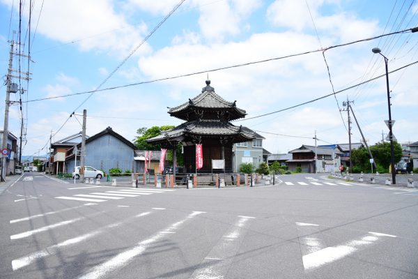 変則五差路の中心にある六角堂