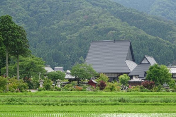 雪深い湖北地方特有の、勾配のある高い屋根