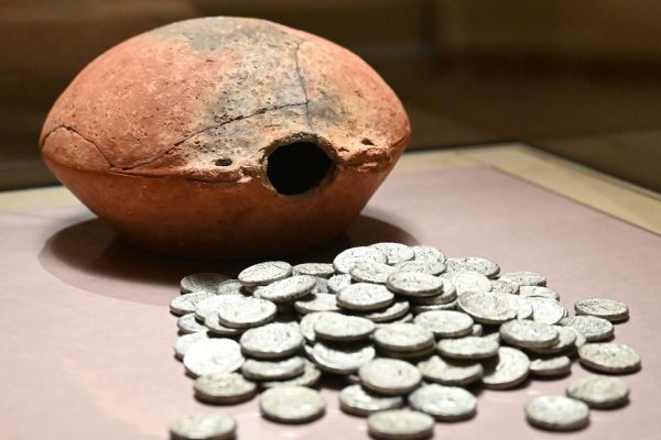 偏壺と銀貨　前3～前1世紀　ムレイハ