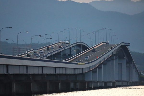 1964年…片側一車線開通　1994年（30年後）…片側二車線開通