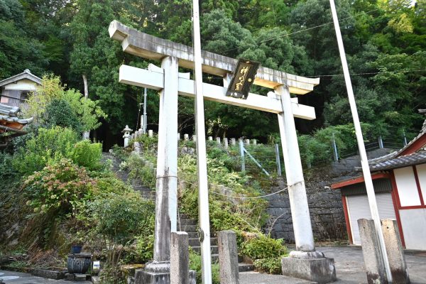 空海が栃餅を供えた摺針明神宮の鳥居