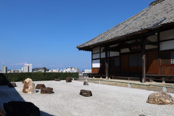 彦根城下が一望できる枯山水庭園「羅漢石庭」