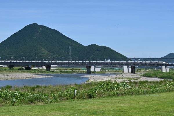 野洲川橋梁と三上山