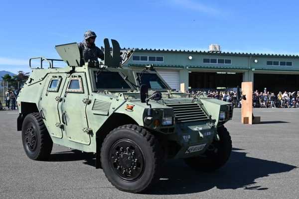 軽装甲機動車　通称「ラヴ」　航空自衛隊の基地等を守ることが主な任務