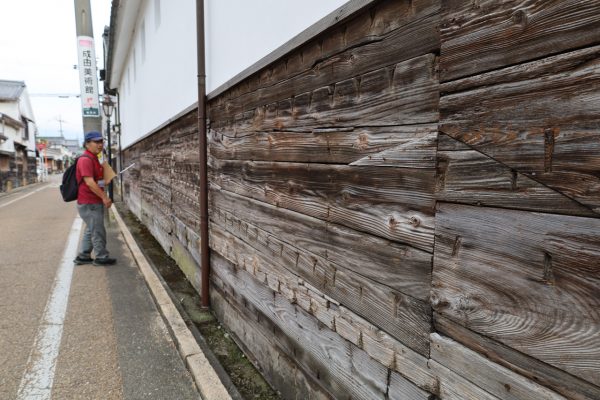 和船の古材を利用した舟板塀