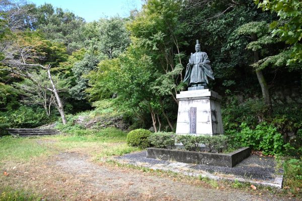 八幡公園にある豊臣秀次公銅像