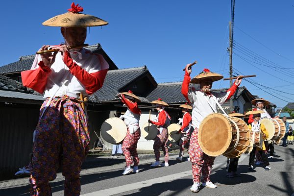 若宮八幡神社へ向かう道中でも太鼓踊りが披露された