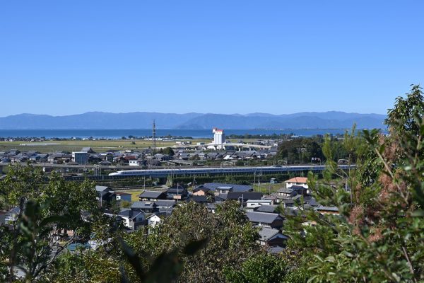 琵琶湖や新幹線が見渡せる