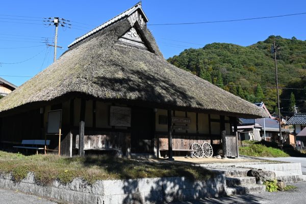 甲津原集落にある「奥伊吹ふるさと伝承館」