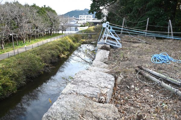 水面から約10メートルの高さがある石垣