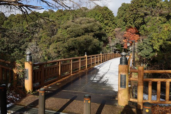 かつて東海道が田村神社の境内を通り歌川広重の「東海道五十三次」にも描かれていた「海道橋」（2005年再建）