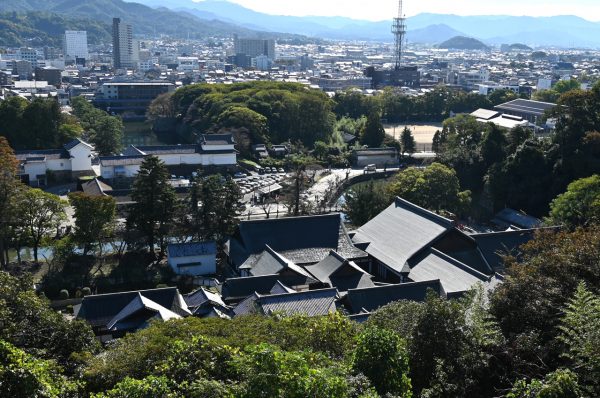 表御殿（上屋敷）跡　現在表御殿は彦根城博物館として、絵図などを基に復元されている