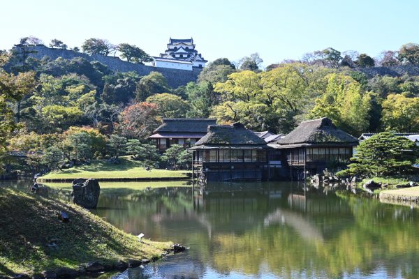 玄宮園（名勝）　4代藩主直興が1677（延宝7）年造営したとされる