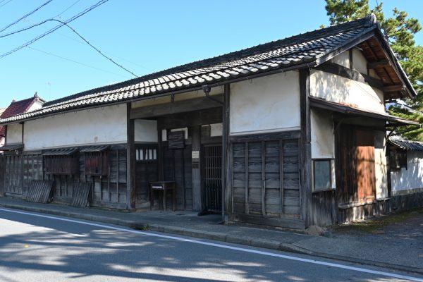 旧鈴木屋敷長屋門（市指定文化財) 中堀に面した場所に建っている