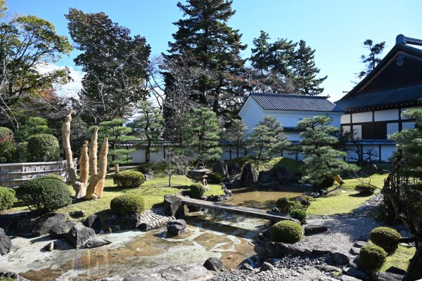 藩主の居間から眺める池泉回遊式庭園は、発掘調査や古絵図を元に再現されている