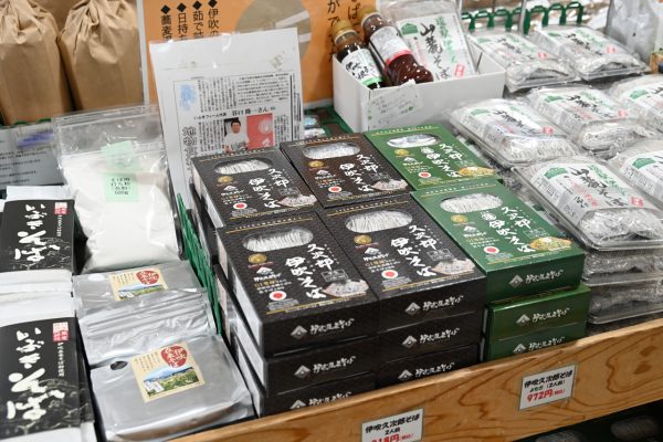 近くの道の駅では「伊吹そば」も販売されている