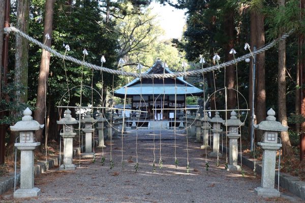 割竹で作った4個のトリクグラズと17本の小縄が参道に吊るされた新川（にいかわ）神社