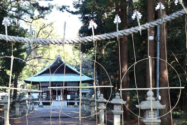 主縄の上に12本の小幣が立ててある