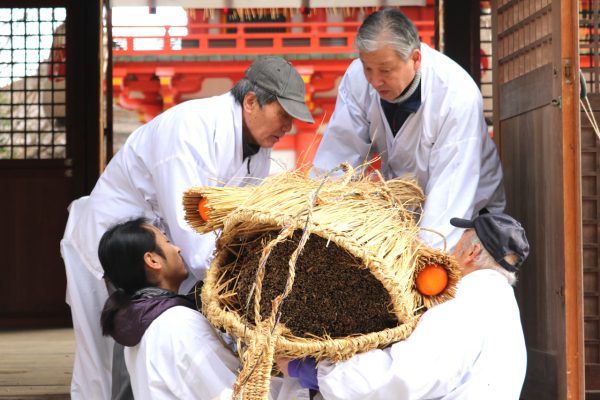 拝殿に置かれた龍蛇の頭が運び出される