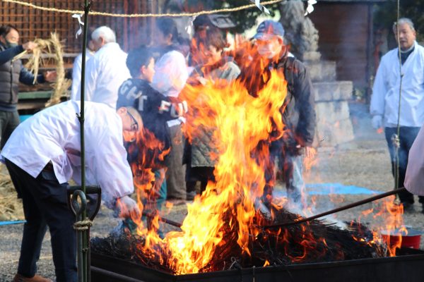 長等神社の正月飾りも燃やされた