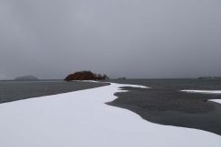 陸続きになった「奥の洲」、左は竹生島