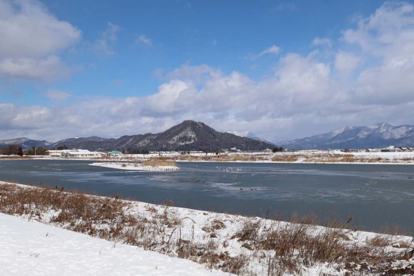 中央はオオワシ飛来の山として知られる「山本山」