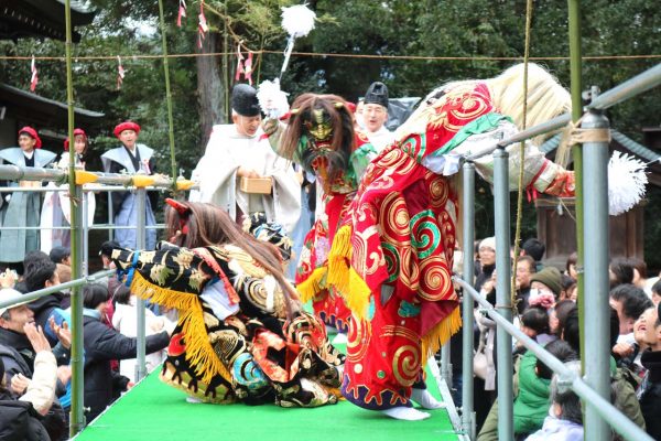 神職のまく豆に追われ退散する鬼たち