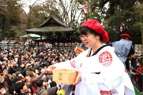 福豆をまく年男、年女