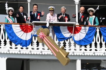 黄金の鍵を投下する一日船長の妃海風さん（中央）ら