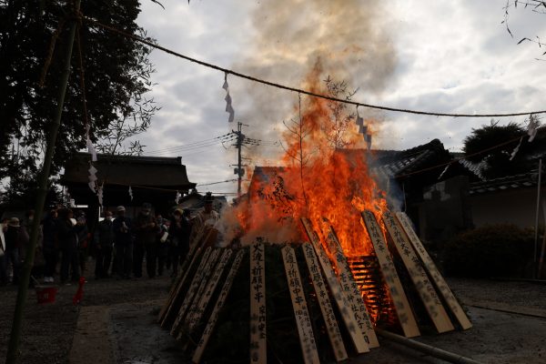 燃え盛る護摩壇