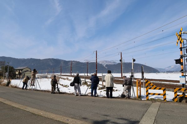 通過予定時刻の3時間ほど前から待機する鉄道ファン＜余呉駅付近の撮影スポット＞