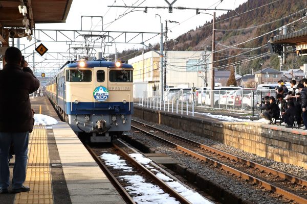 北陸線木ノ本駅に入線するサロンカーなにわ 琵琶湖一周号